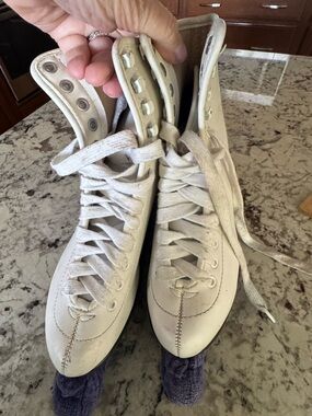 Women’s High-Top Lace-Up Skate Boots in White